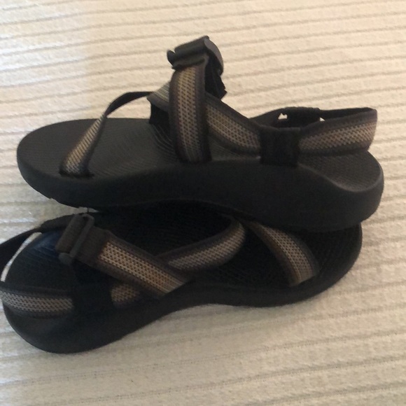 Woman’s black & gray strappy adjustable Chaco - Picture 5 of 9